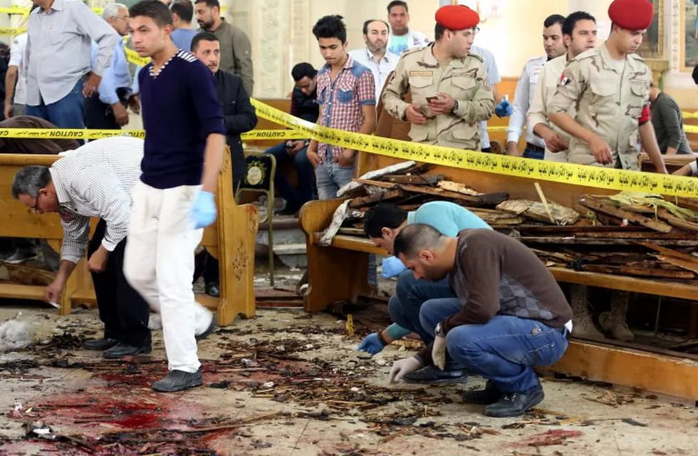 Tanta (Egypt), 09/04/2017.- Security personnel investigate the scene of a bomb explosion inside Mar Girgis church in Tanta, 90km north of Cairo, Egypt, 09 April 2017. According to the Egyptian Health Ministry, at least 28 were killed and 71 injured in a b