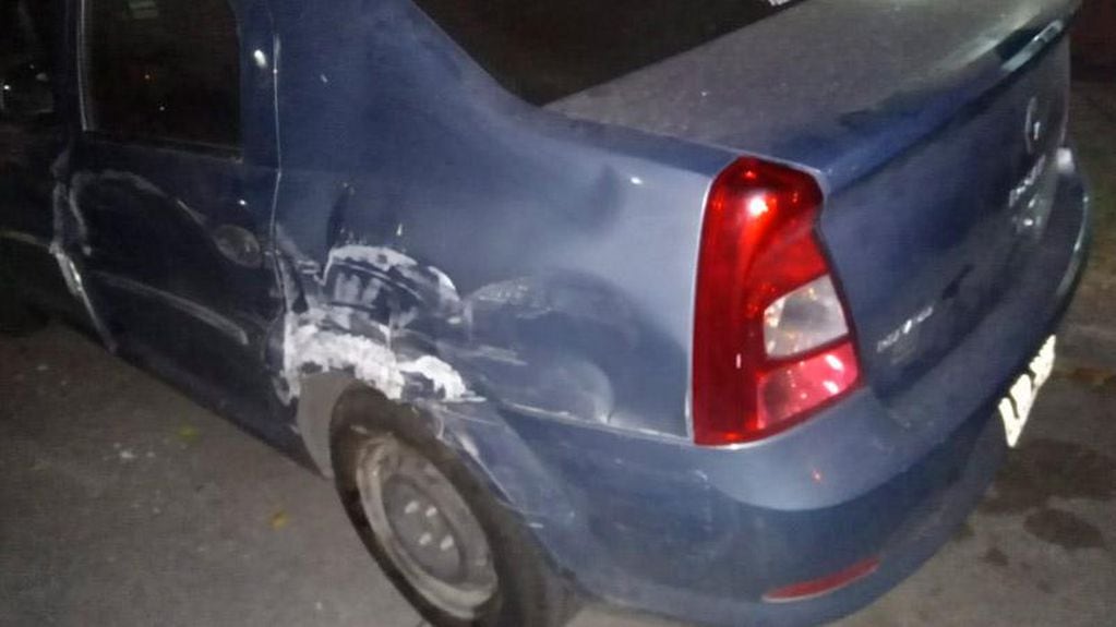Así quedó el auto del jubilado chocado por el colectivo robado por un niño en Córdoba.