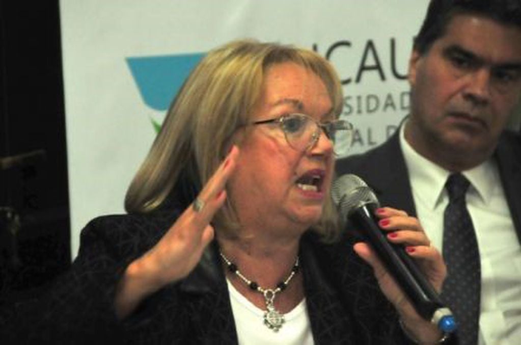La intendente de Barranqueras y precandidata a senadora Alicia Azula, parte del debate. (Diario Norte).