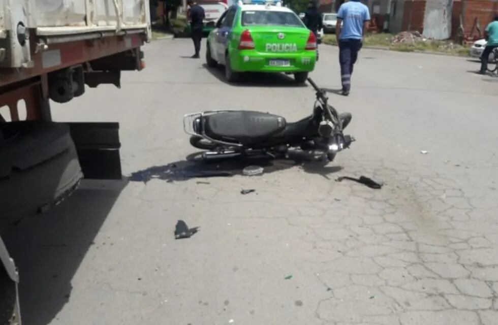 Un motociclista herido tras un choque con un colectivo