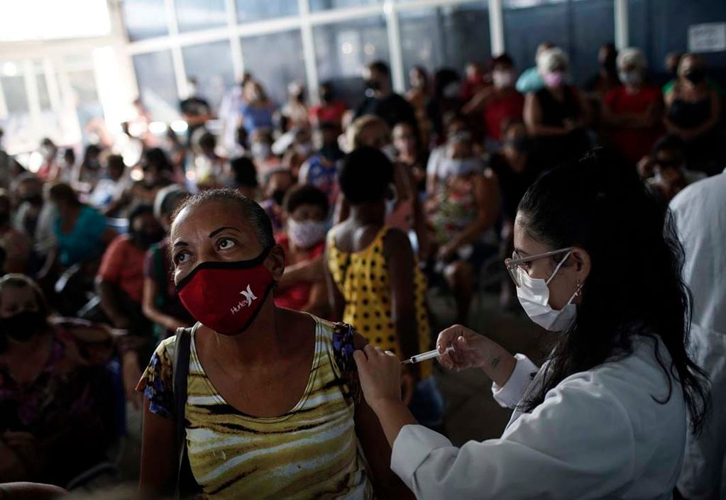 Una enfermera aplica a una mujer la vacuna china Sinovac contra el COVID-19 en Sao Joao de Meriti (AP Photo/Silvia Izquierdo, File)