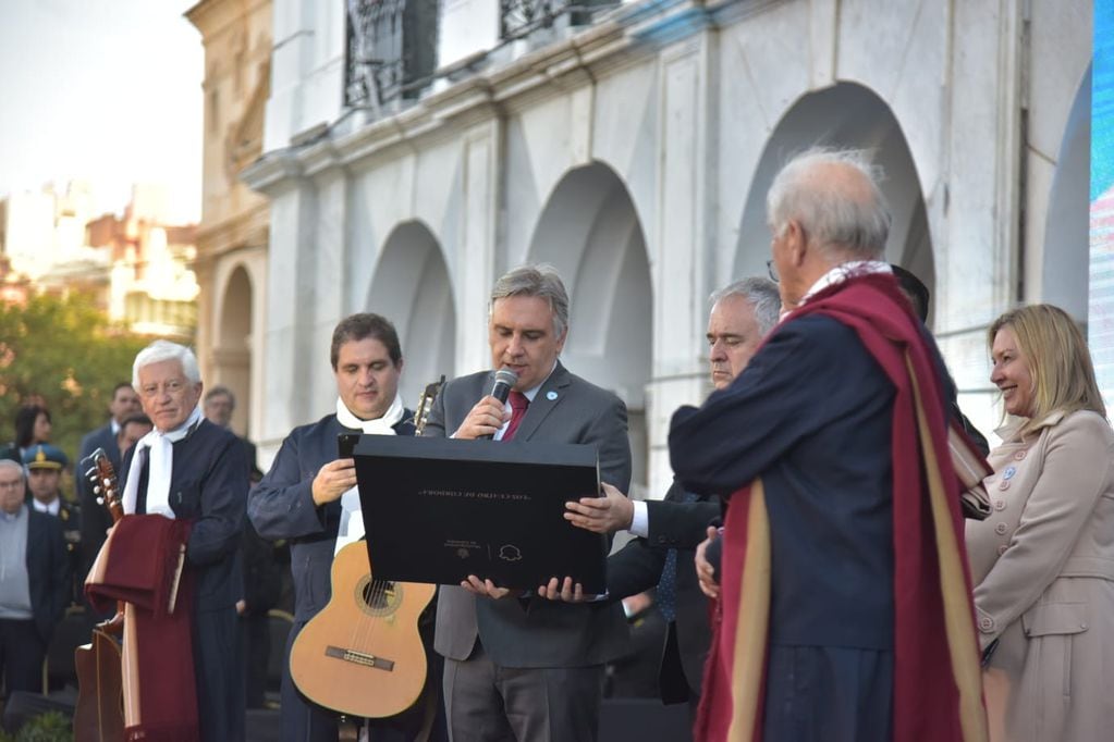 El Intendente cantó con Los 4 de Córdoba.
