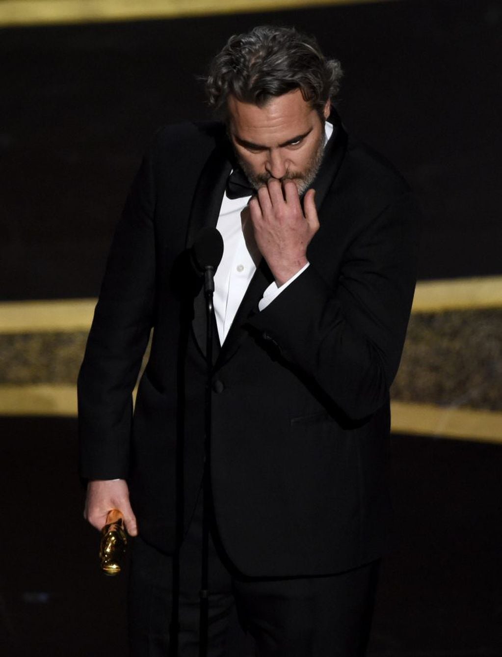 Joaquin Phoenix recibe su premio a Mejor Actor. (Foto: AP)