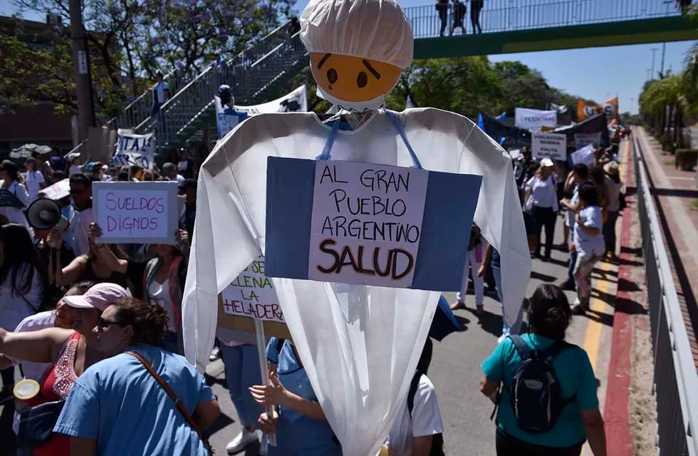 Uno de los reclamos enmarcados en la protesta del personal de salud por las calles de Córdoba.