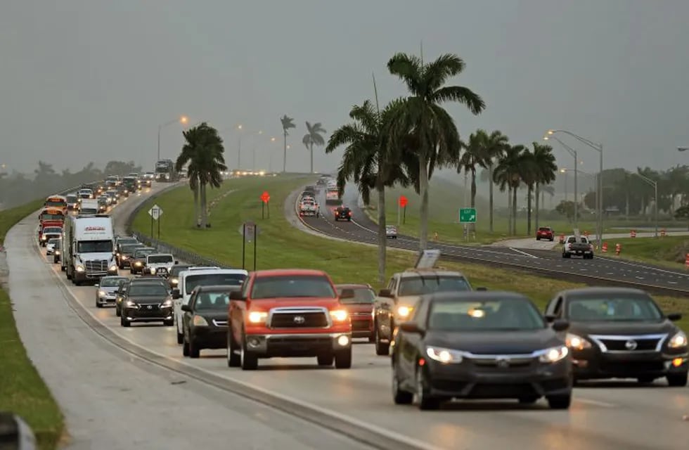 Cientos de vehículos abandonan los Cayos de la Florida y se dirigen hacia el norte por la autopista Florida's Turnpike, cerca de Homestead, EEUU, el 06/09/2017. El país se prepara para la llegada del huracán \