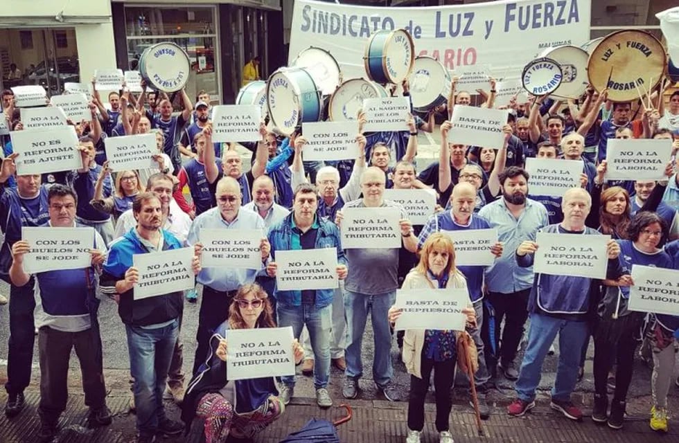El Movimiento Sindical Rosarino se manifestó frente a la sede de Luz y Fuerza. (@MovSindicalRos)