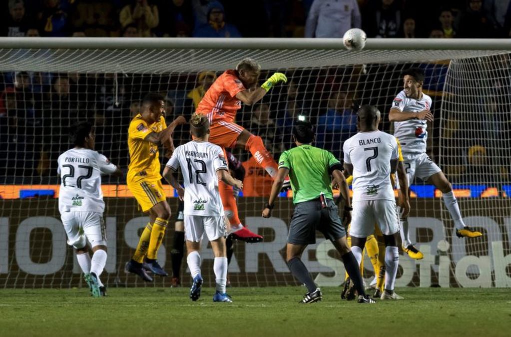 El gol de cabeza de Nahuel "Patón" Guzmán selló la clasificación de los Tigres de México a los cuartos de final de la Liga de Campeones de la Concacaf. (EFE)