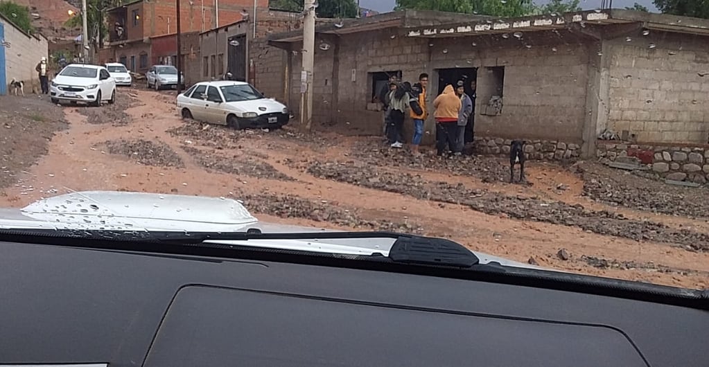 En Humahuaca, en varios domicilios se produjo el ingreso de agua, como así también hubo techos dañados por la caída de granizo de gran tamaño.