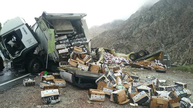 Dos camiones chocaron de frente en la ruta a Chile. Foto: Gentileza.