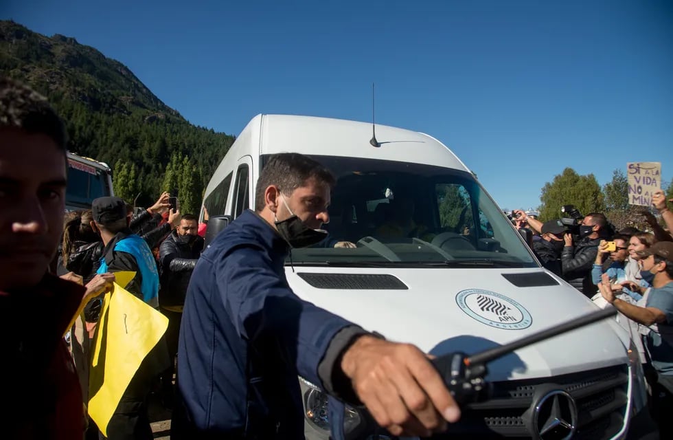 Agresiones a la camioneta que trasladaba al presidente Alberto Fernández en su visita a Lago Puelo, provincia de Chubut. (Clarín)