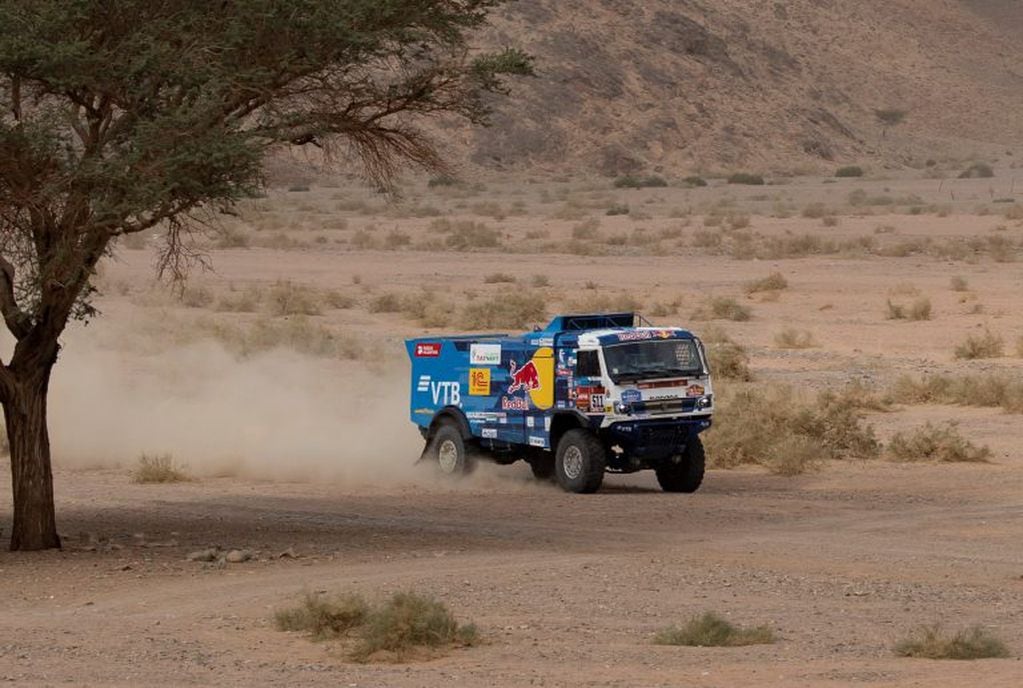 Los rusos Andrey Karginov, Andrey Mokeev e Igor Leonov (Kamaz-Master) son los nuevos líderes en Camiones.