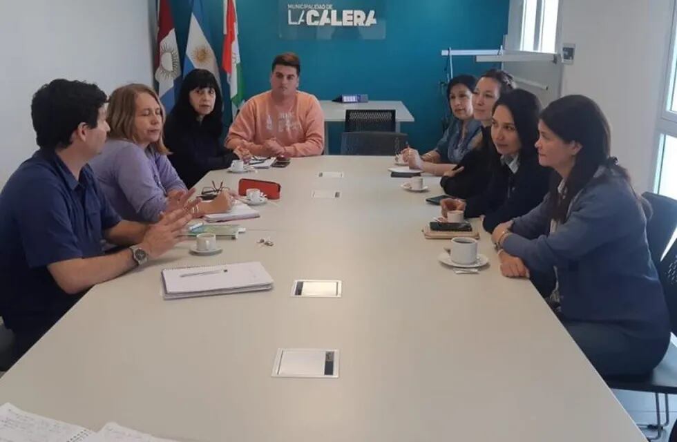 Reunión con directivos educativos en sala de situación de la Municipalidad de La Calera