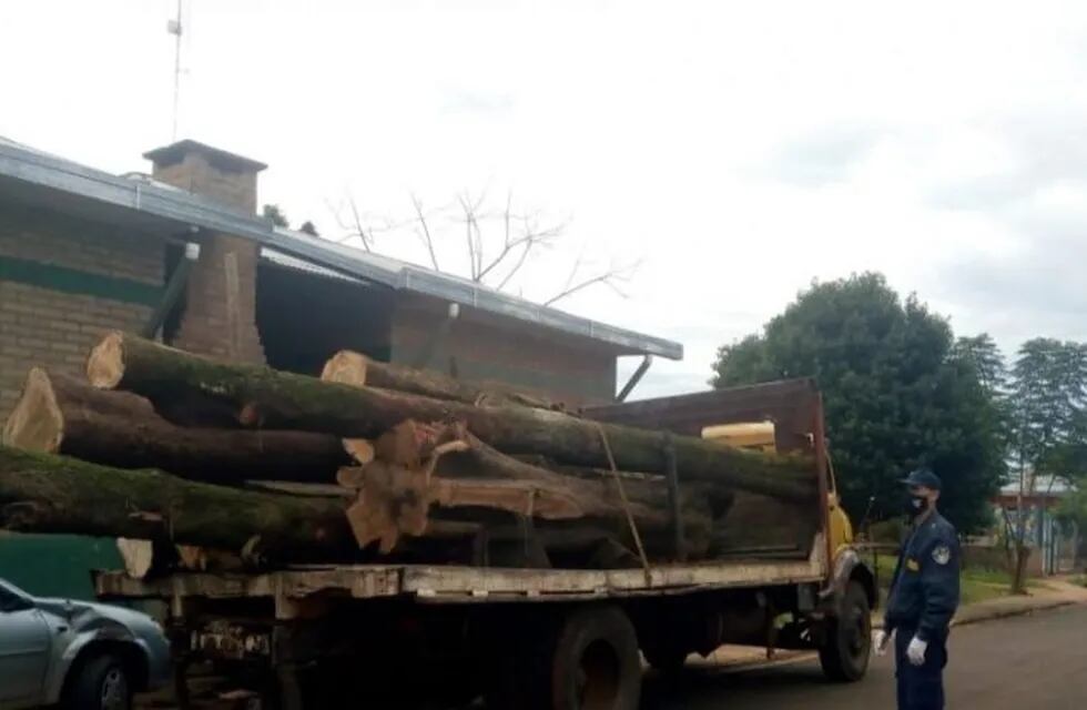 Secuestraron un camión cargado de madera nativa en Alvear