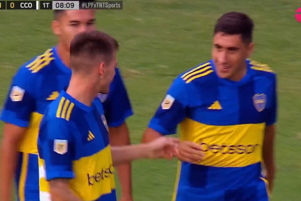 Merentiel contándole a Zenón que "le sacó" el gol de Boca ante Central Córdoba. (Captura de TV)