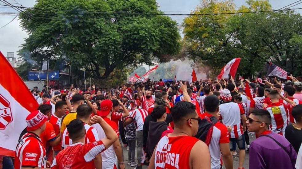 Miles de fanáticos se reunieron en calle Juan B. Justo para una caravana hasta el estadio.
