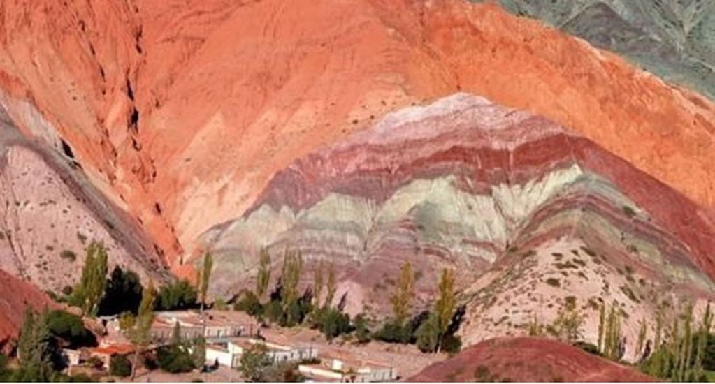 El famoso cerro Siete Colores, de Purmamarca, en el centro de la polémica.