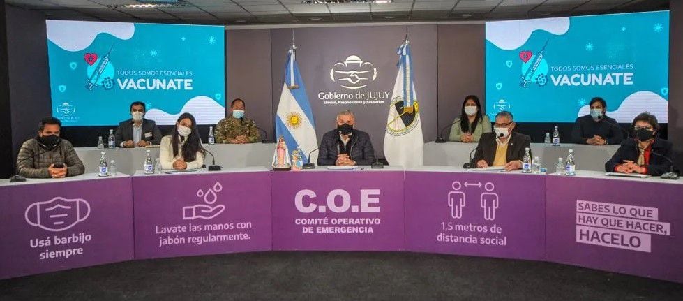 La vacunación contra la Covid-19 es obligatoria para todos los agentes de la administración pública provincial. La medida fue adoptada mediante el decreto acuerdo n° 696 que dio a conocer el gobernador Morales durante un nuevo informe del Comité Operativo de Emergencias (COE).