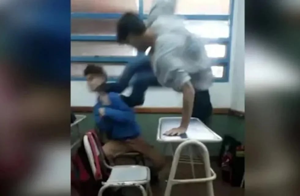 Video viral expuso una brutal agresión dentro de una escuela en Montecarlo.