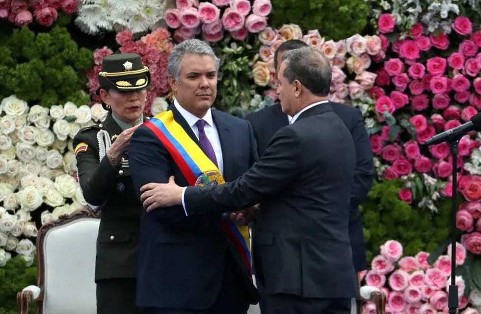 El presidente del Senado, Ernesto Macías (d), le impone la banda presidencial al nuevo presidente colombiano, Iván Duque Márquez (Web)