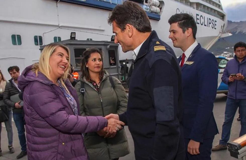 Rosana Bertone recibiendo cruceros
