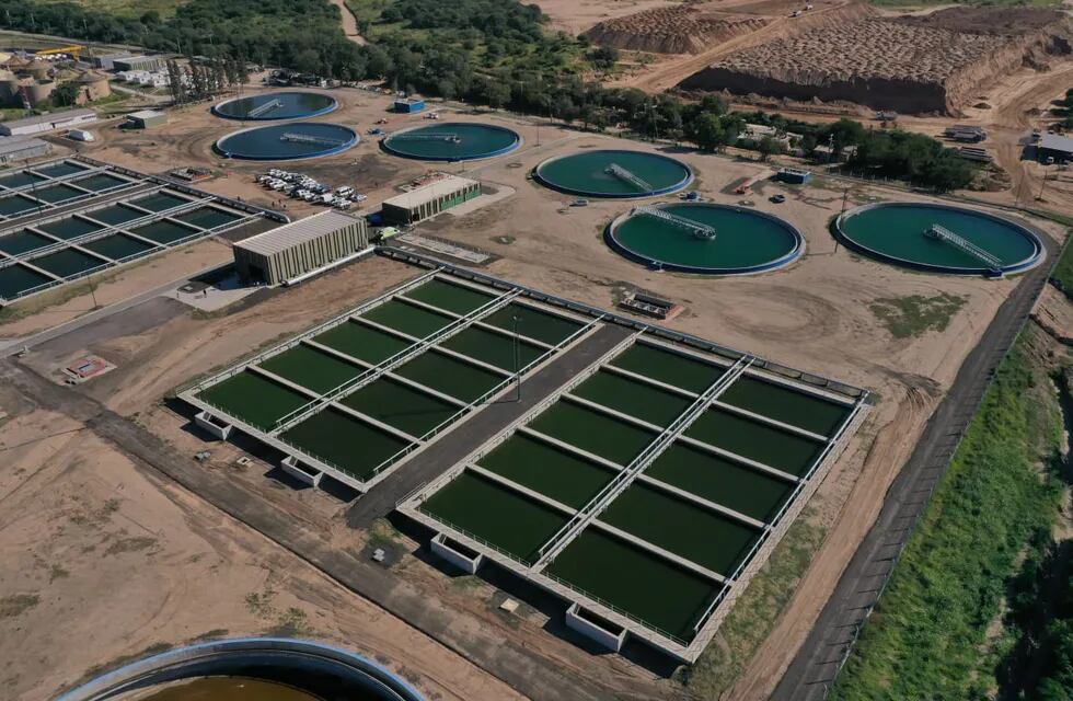La nueva planta, que ya está operativa, se construyó al lado de la existente, junto al río Suquía. (Gobierno de Córdoba)