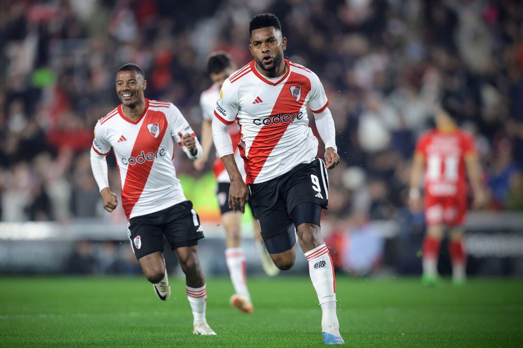 Miguel Borja y Nicolás de la Cruz, los autores de los goles de River ante Arsenal en el arranque del partido. (Fotobaires)