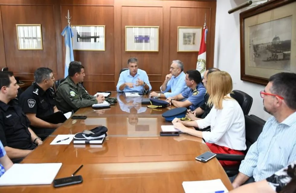 Reunión por seguridad entre concejales, parte del gabinete, el senador Alcides Calvo, la policía y el intendente Luis Castellano. (Prensa Municipalidad de Rafaela)