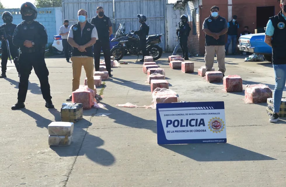 Operativo de la policia de Córdoba en el que se secuestraron de casualidad mas de 500 kilos de marihuana escondido en un taller mecánico y lavadero en barrio Muller. 11 enero 2022 foto Javier Ferreyra