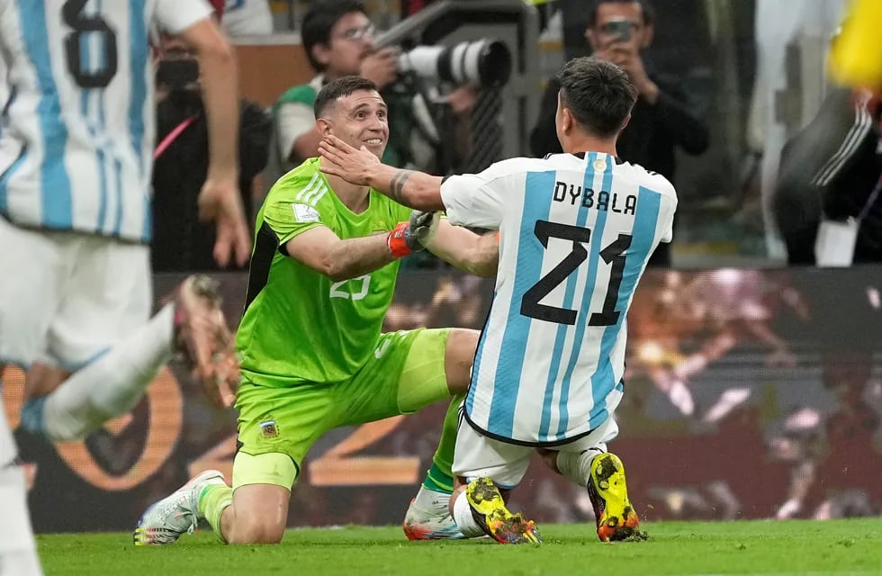 Paulo Dybala convirtió su penal ante Francia y se abraza al Dibu. Argentina es campeona del Mundo (AP).