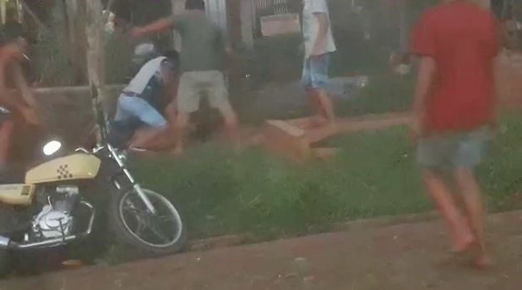 Brutal pelea callejera en Jardín América. (Foto: Captura)