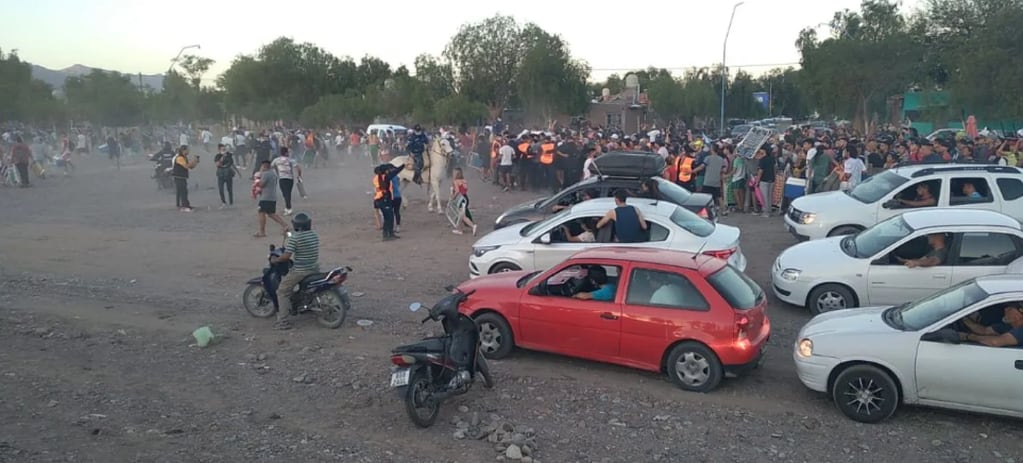 Miles de sanjuaninos se agolparon en el autodromo San Juan Villicum y generaron incidentes / Diario de Cuyo.