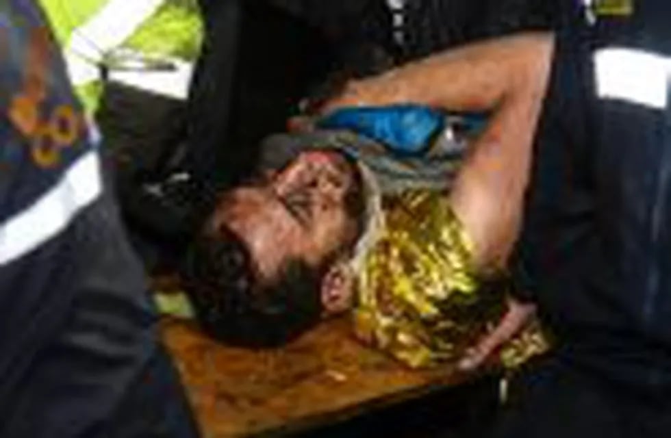 Brazil's Chapecoense player Helio Neto is helped by paramedics in la Union, Antioquia Department on November 29, 2016 after being rescued from the wreckage of the LAMIA airlines charter that crashed in the mountains of Cerro Gordo, municipality of La Union, Colombia, carrying the whole Brazilian team.nA charter plane carrying the Brazilian football team crashed in the mountains in Colombia late Monday, killing as many as 75 people, officials said. / AFP PHOTO / STR / Raul ARBOLEDA
