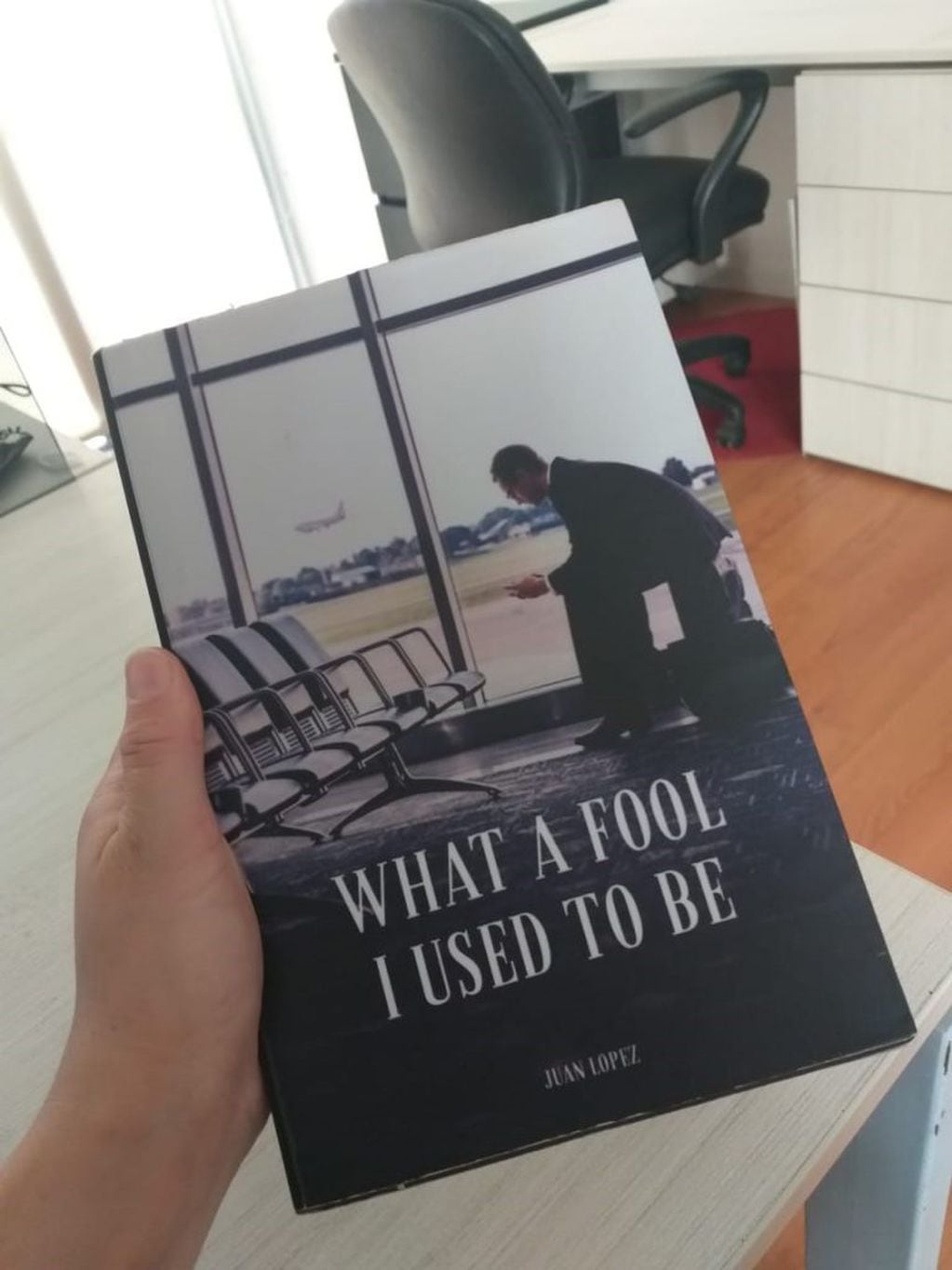 "Qué tonto solía ser", el título del libro que escribió Juan López y en la foto aparece un hombre preocupado en un aeropuerto. ¿Una tomada de pelo? (Vía Rosario)