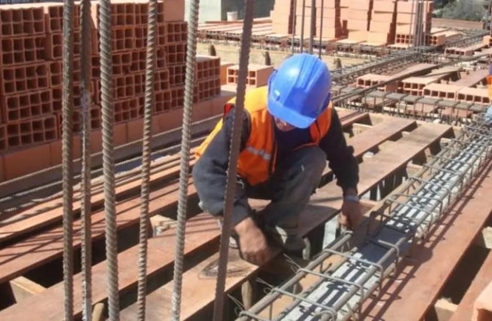 Los trabajadores de la construcción están alcanzados por el bono de fin de año.