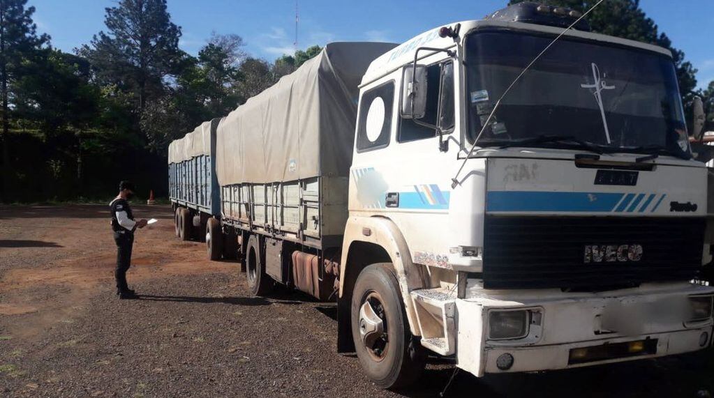 Nuevamente, un camión con granos fue interceptado en Aristóbulo del Valle.