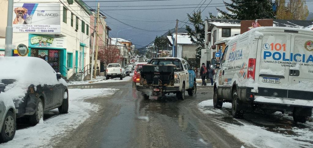 La Municipalidad comenzó el Operativo Invierno 2021. Los vehículos tolva, va esparciendo la sal por las calles de Ushuaia. 