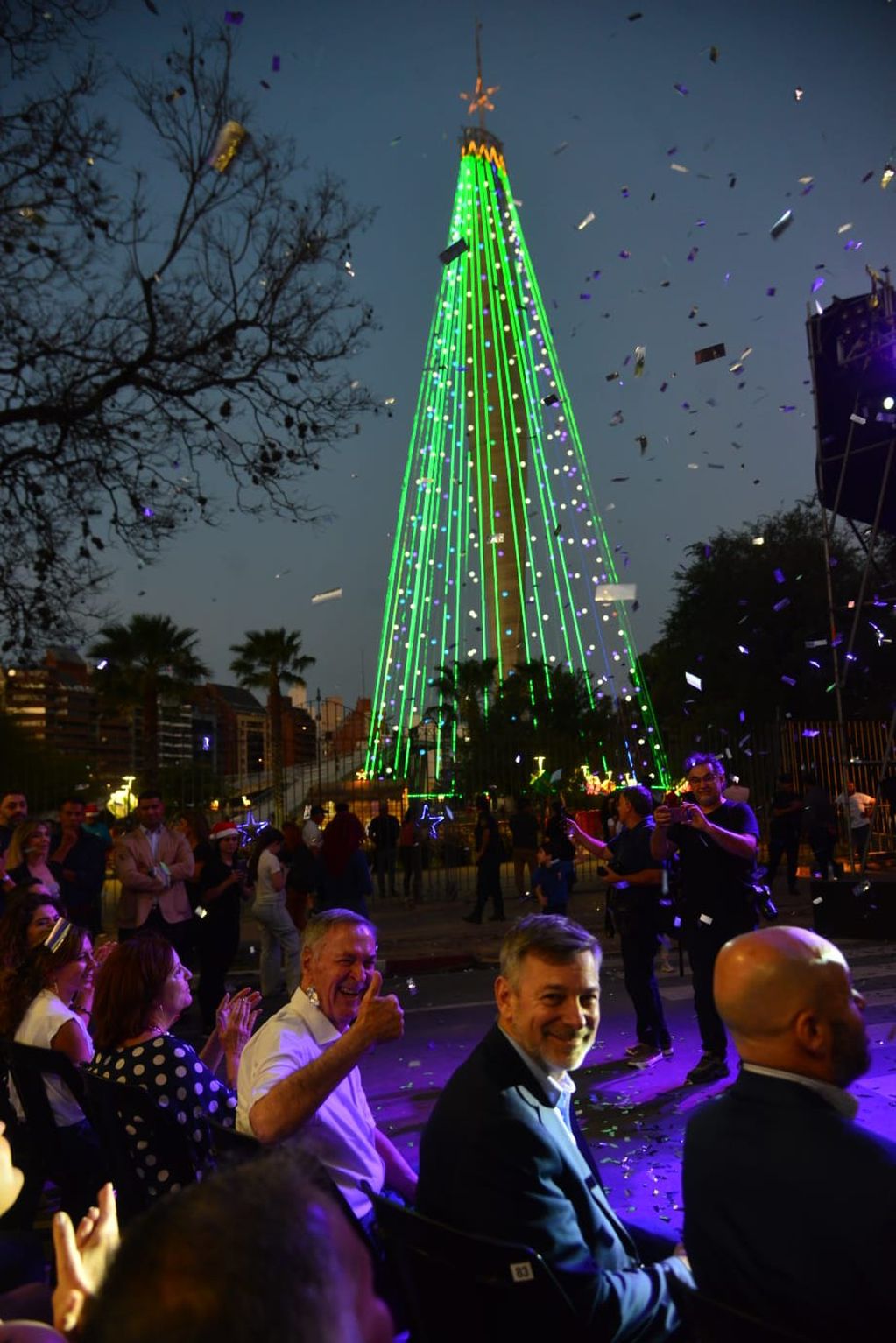 Como cada año, ya brilla el árbol de Navidad en el Faro del Bicentenario. (Nicolás Bravo / La Voz)