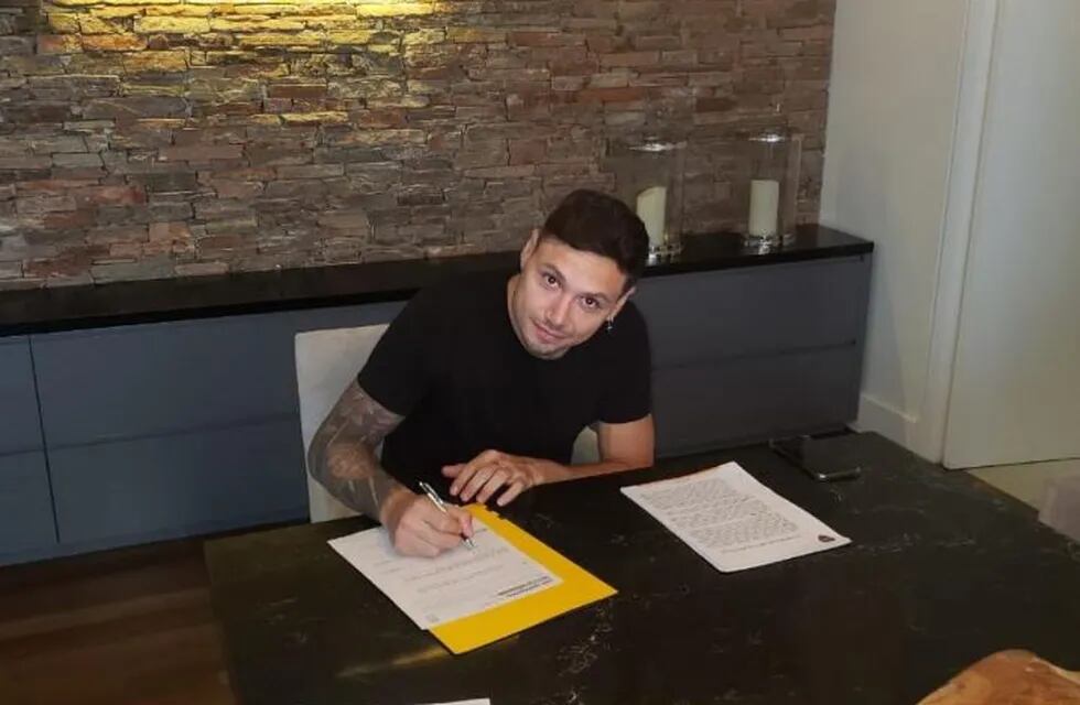 Mauro Zárate renovó su contrato con Boca. (Twitter/@BocaJrsOficial)