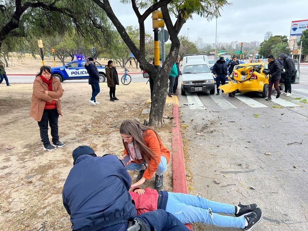 Parque Sarmiento. La taxista tuvo que ser asistida por traumatismos (Cadena 3).