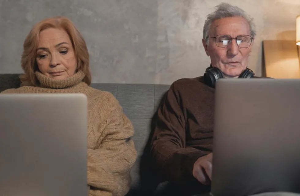 Adultos mayores realizando actividades desde la virtualidad.