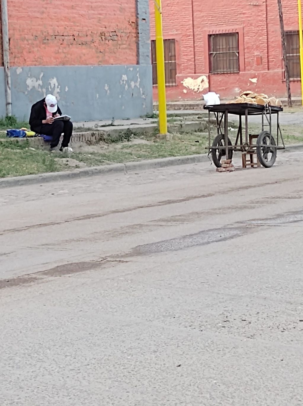 La conmovedora imagen de un joven que vende panes en las esquinas y en su tiempo libre se sienta a estudiar