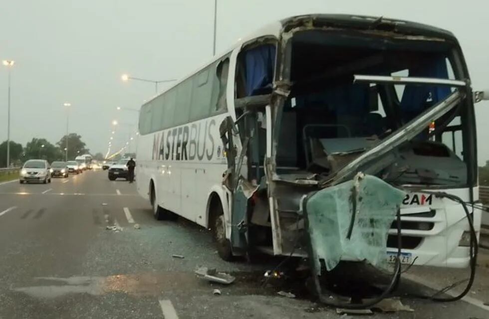 Debido al impacto, el micro de la empresa Master Bus terminó con su frente destrozado. Twitter @jotaleonetti