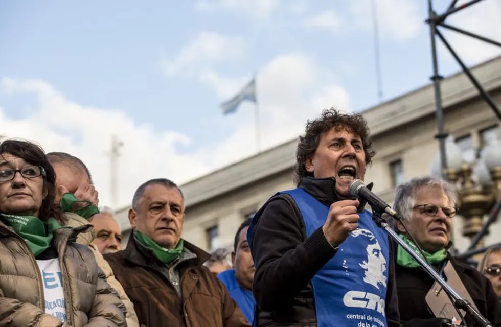 Pablo Micheli, general secretary of the Argentine Workers' Central Union (CTA), speaks during a truck drivers' national strike in Buenos Aires, Argentina, on Thursday, June 14, 2018. Argentina’s truck drivers began a one-day national strike, demanding wage increases to compensate for an unexpected surge in inflation and protesting President Mauricio Macri's economic policies. Photographer: Sarah Pabst/Bloomberg buenos aires  paro huelga nacional de camioneros marcha sindicato gremio camiones reclamo de aumentos salariales