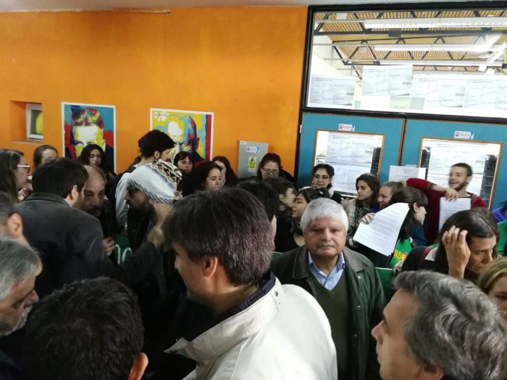 Las fuerzas opositoras al decano Raúl Gómez Alonso reclamaban que las dejaran ingresar para sesionar. (Vía Rosario)