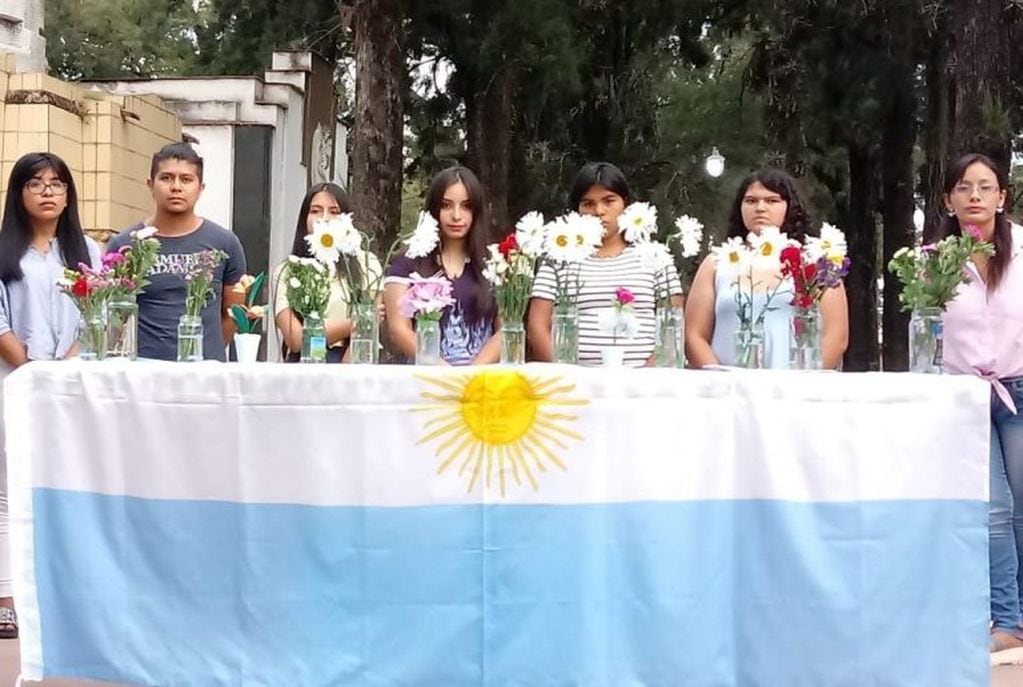 Referentes del movimiento provida de Jujuy se reunieron en la Cruz del Niño por Nacer del cementerio El Salvador de la capital jujeña.