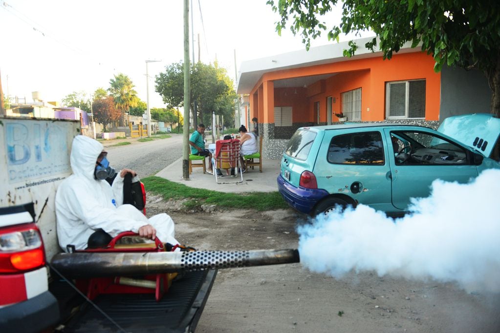Fumigaciones conta mosquitos en los barrios de Córdoba para prevenir el dengue y otras enfermedades. Foto: Javier Ferreyra