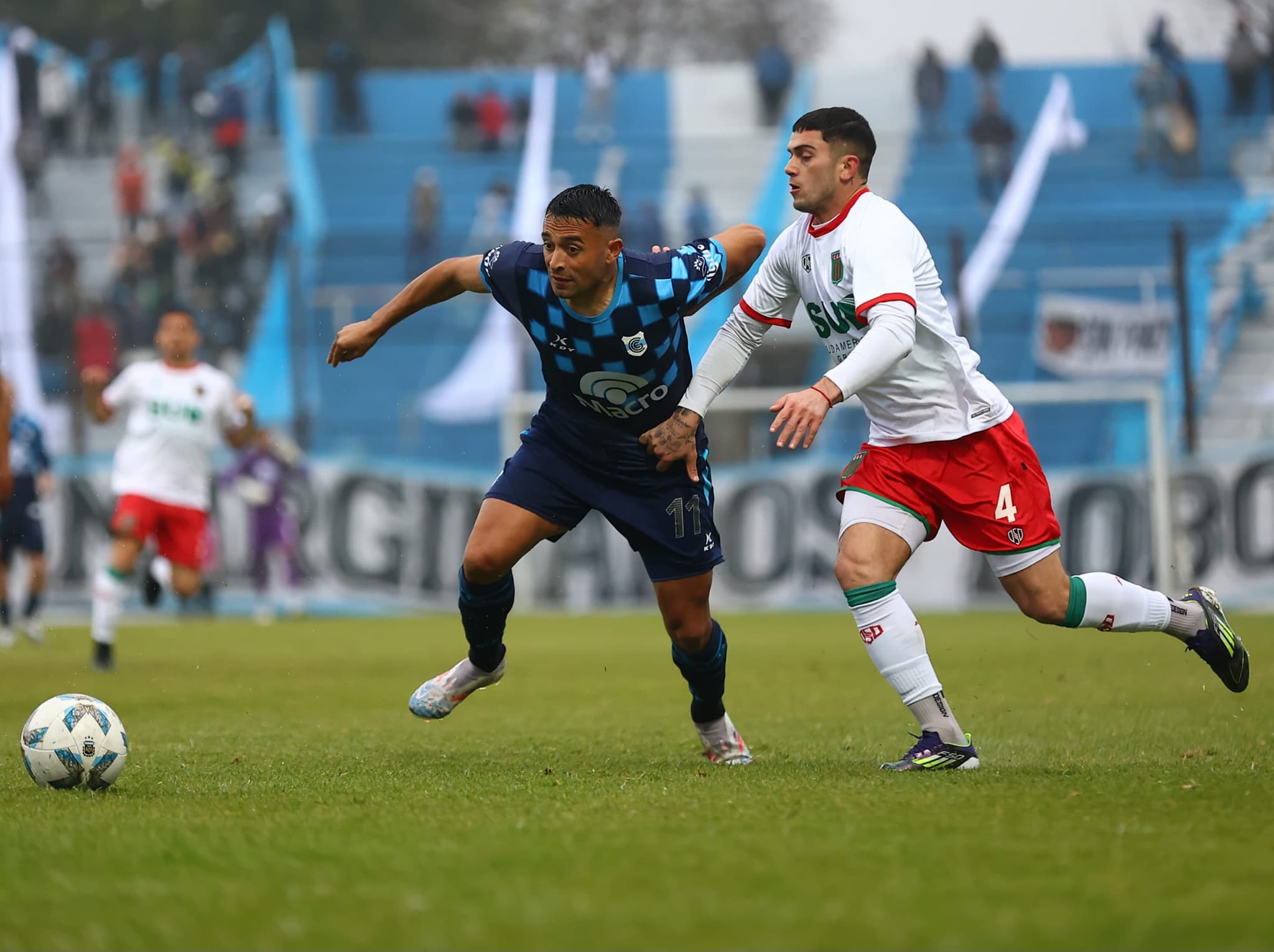Más problemas que fútbol se vio este domingo en el “23 de Agosto”: Gimnasia de Jujuy y Agropecuario empataron en un accidentando duelo.