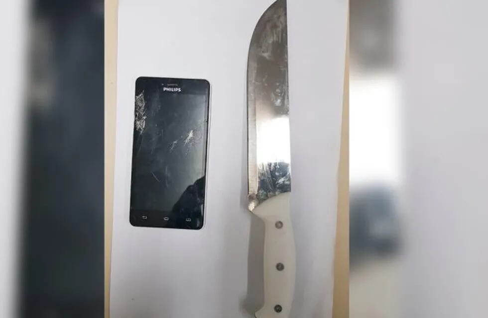 Entre los objetos que arrojó el criminal se encontraban un cuchillo y un celular que le pertenecía a la víctima.