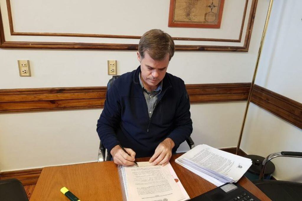 Martín Piaggio Intendente de Gualeguaychú
firmó la adhesión Red Argentina de Municipios frente al Cambio Climático"
Crédito: MDG