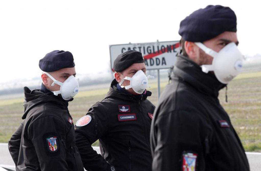 Las medidas, aprobadas durante la noche del sábado en un consejo de ministros extraordinario, se aplican desde esta mañana en once localidades (Foto: REUTERS/Guglielmo Mangiapane)